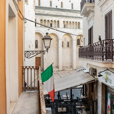 Landlord 8 - Finestra Sulla Cattedrale * Bari